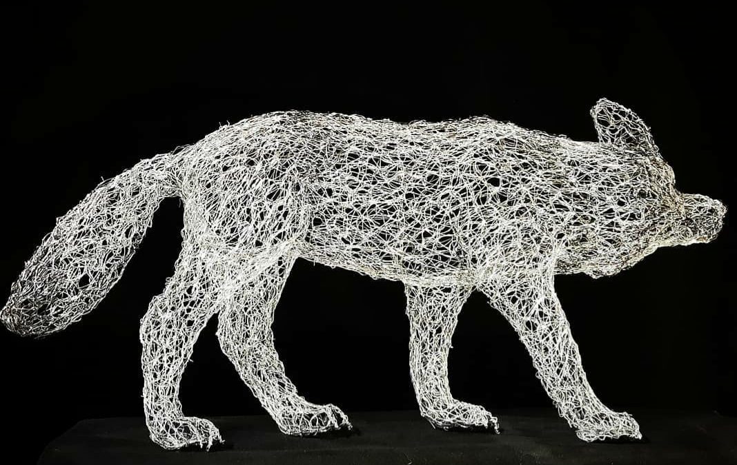 Susiaiheinen veistos, wolf wire sculpture